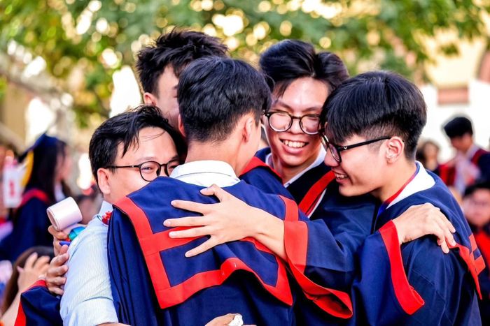 Chia sẻ yêu thương sau những năm tháng học chung để chuẩn bị bước vào kỳ thi tốt nghiệp THPT.