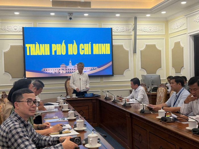 Ông Nguyễn Văn Hiếu, Giám đốc Sở Giáo dục và Đào tạo TP Hồ Chí Minh báo cáo về công tác chuẩn bị cho kỳ thi tốt nghiệp THPT Quốc gia năm học 2026 - 2027 tại cuộc họp ngày 2/6.