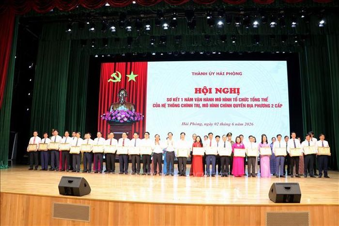 Khen thưởng các tập thể, cá nhân có thành tích trong vận hành mô hình tổ chức tổng thể của hệ thống chính trị, mô hình chính quyền địa phương 2 cấp. Ảnh: Mạnh Tú/TTXVN