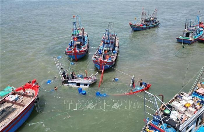 Các ngư dân tiến hành giữ thăng bằng thân tàu bằng việc cột buộc nhiều thùng nhựa kích thước lớn tại các vị trí xung quanh tàu cá và chờ thủy triều dâng cao đỉnh điểm sẽ tiến hành lai dắt vào bờ để sửa chữa.