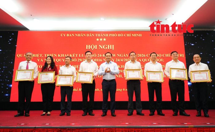 Ông Nguyễn Văn Được, Chủ tịch UBND TP Hồ Chí Minh tặng bằng khen cho các tập thể, cá nhân có thành tích xuất sắc, có sáng kiến trong việc đẩy nhanh tiến độ giải quyết hồ sơ, tháo gỡ khó khăn vướng mắc.
