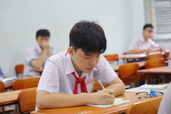 Thí sinh tập trung làm bài thi môn Toán tại trường THPT Lê Hồng Phong.