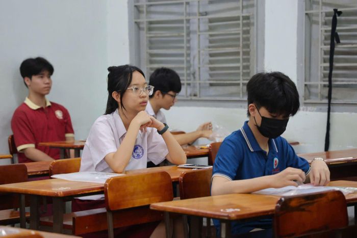 Các thí sinh bước vào kỳ thi quan trọng: Ngữ Văn, Ngoại ngữ và Toán.