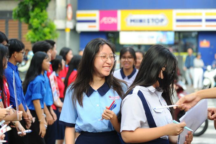 Thí sinh tự tin sau khi hoàn thành ba môn thi Văn, Ngoại ngữ và Toán.