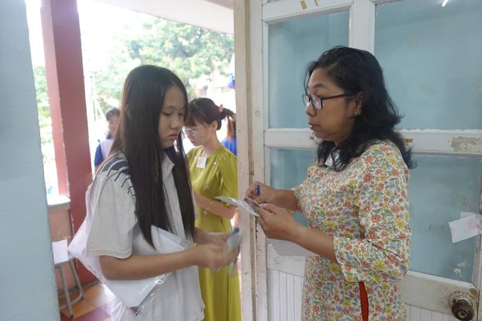 Thí sinh chờ vào phòng thi môn Toán trong kỳ thi tuyển sinh lớp 10 năm 2026.