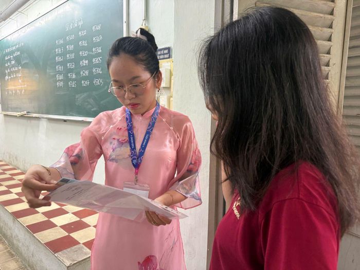 Các cô giáo kiểm tra thông tin thí sinh trước khi vào phòng thi.