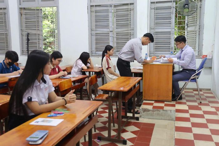 Các giám thị làm việc nghiêm túc để kỳ thi diễn ra an toàn nhất.