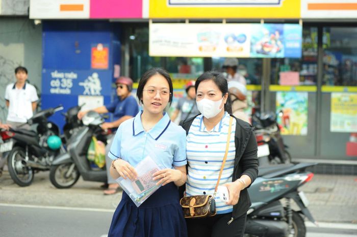 Niềm vui của các thí sinh sau khi kết thúc môn Toán và được gặp mẹ.