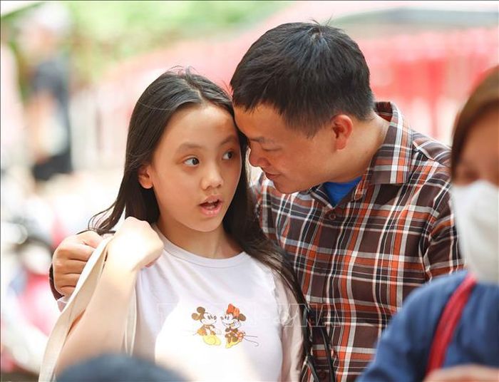 Phụ huynh chăm sóc, động viên con em mình tham gia đánh giá năng lực vào lớp 6 Trường THCS Năng khiếu Đại học Sư phạm.