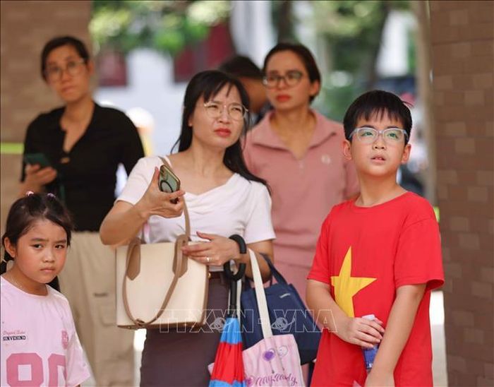 Phụ huynh đưa con em tới điểm thi để tham gia đánh giá giá năng lực vào lớp 6 Trường THCS Năng khiếu Đại học Sư phạm.