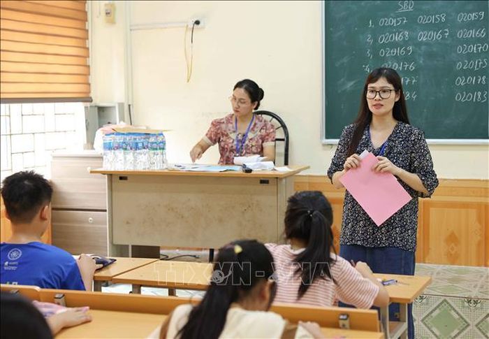 Giám thị hướng dẫn học sinh thực hiện đúng quy chế khi tham gia đánh giá năng lực vào lớp 6 Trường THCS Năng khiếu Đại học Sư phạm.