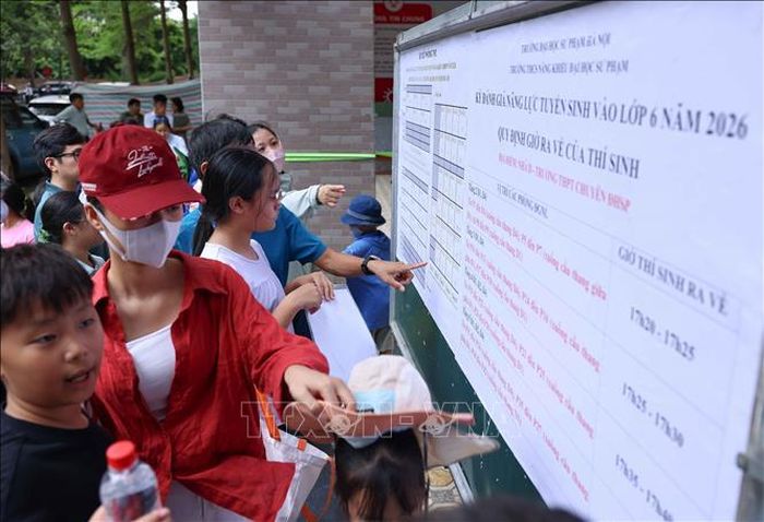 Phụ huynh đưa con em tới điểm thi để tham gia đánh giá giá năng lực vào lớp 6 Trường THCS Năng khiếu Đại học Sư phạm.