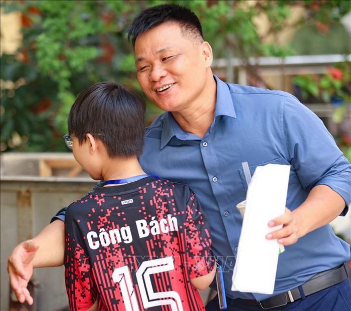 Phụ huynh chăm sóc, động viên con em mình tham gia đánh giá năng lực vào lớp 6 Trường THCS Năng khiếu Đại học Sư phạm.