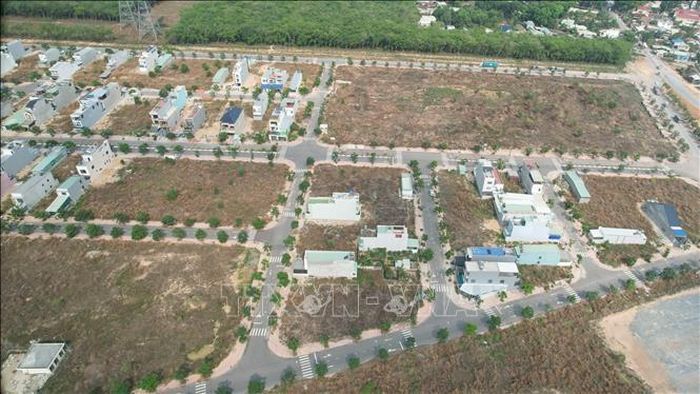 Nhiều hộ nhường đất phục vụ dự án trọng điểm đã chuyển đến Khu tái định cư Long Đức (xã Bình An, thành phố Đồng Nai) sinh sống.