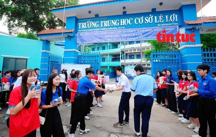 Có mặt tại các điểm thi từ rất sớm, các chiến sĩ tình nguyện tràn đầy năng lượng, nhiệt tình hỗ trợ, cổ vũ thí sinh.