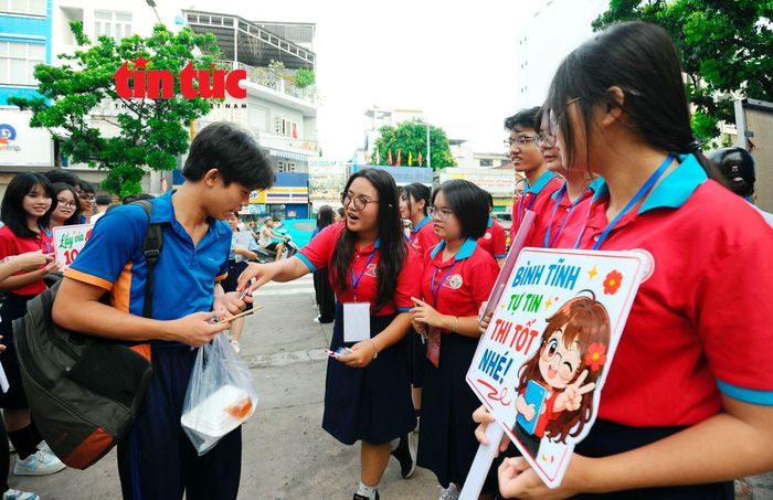 Theo các chiến sĩ tình nguyện "Hoa phượng đỏ", việc tham gia hỗ trợ các thí sinh trong kỳ thi tuyển sinh lớp 10 là niềm vui, hạnh phúc và có ý nghĩa.