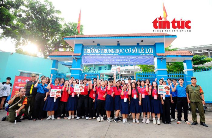 Các đoàn viên, thanh niên của Đoàn thanh niên phường Xuân Hòa động viên, cổ vũ các thí sinh tham dư kỳ thi tuyển sinh lớp 10 tại điểm thi Trường THCS Lê Lợi, phường Xuân Hòa.