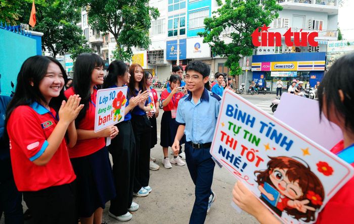 Các thí sinh ở các điểm thi ở TP Hồ Chí Minh được tiếp thêm động lực để hoàn thành tốt kỳ thi vào lớp 10.