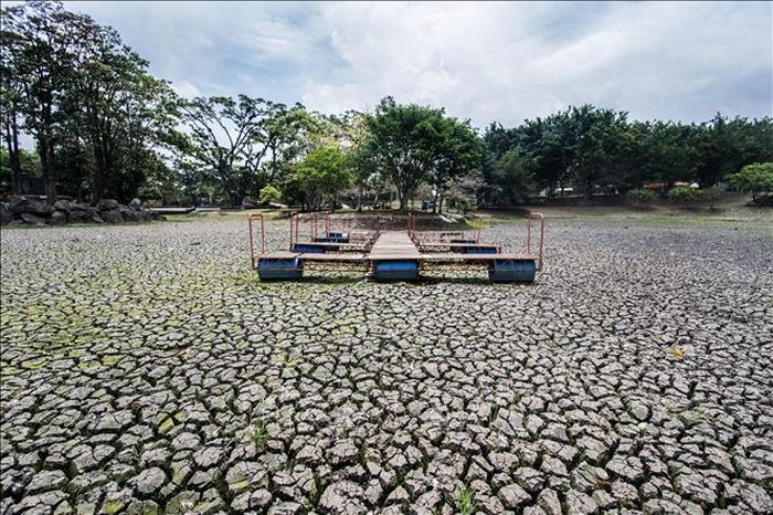 Lòng sông khô nứt do hạn hán tại San Jose, Costa Rica. Ảnh tư liệu: AFP/TTXVN