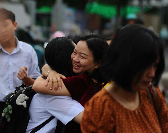 Khoảnh khắc người mẹ ôm con sau khi kết thúc môn thi đầu tiên khiến nhiều người xúc động.