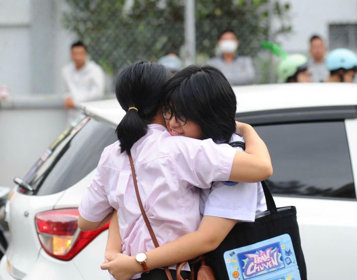 Thí sinh vui vẻ bước ra khỏi phòng thi trong vòng tay chờ đợi của người mẹ.
