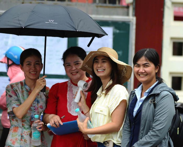 Ánh mắt của ba mẹ luôn hướng về các con ở trường thi bất kể nắng hay mưa.