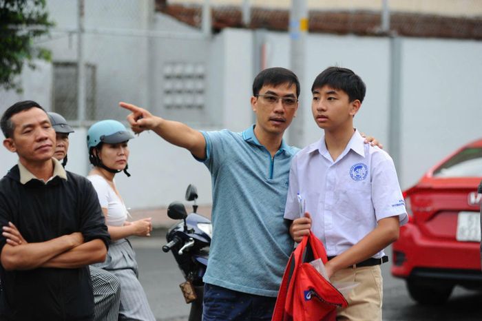 Phụ huynh và thí sinh trò chuyện ngay sau khi kết thúc buổi thi.