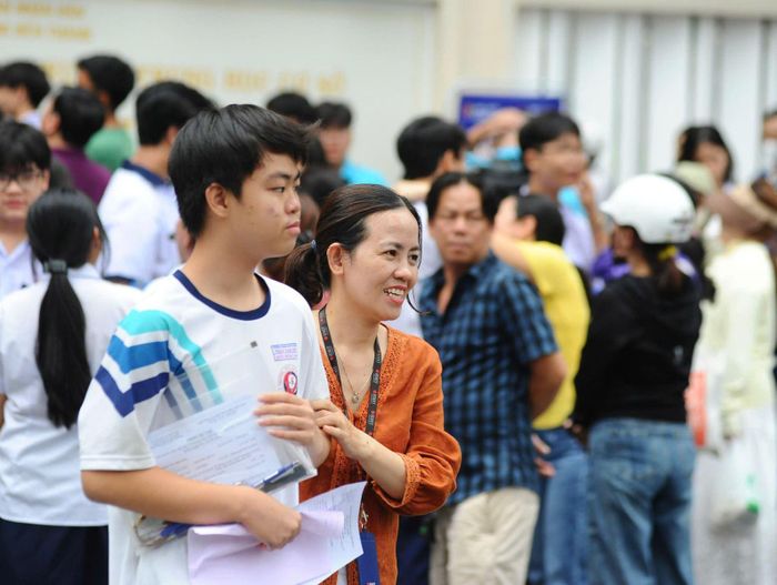 Dù căng thẳng, nhiều phụ huynh vẫn luôn động viên con giữ tâm lý thoải mái trước kỳ thi quan trọng.