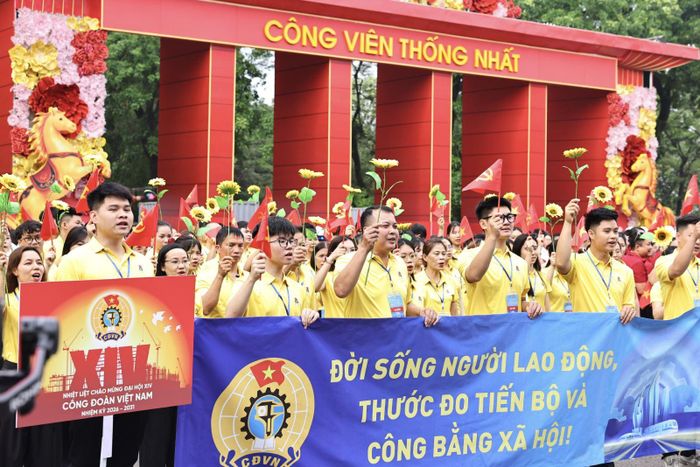 Công nhân tham gia diễu hành dịp Tháng Công nhân 2026.