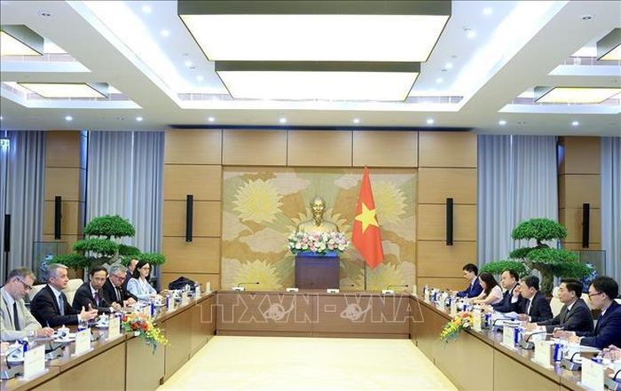 Phó Chủ tịch Quốc hội Nguyễn Doãn Anh tiếp Đoàn Quốc phòng và các lực lượng vũ trang Hạ viện Pháp. Ảnh: Tuấn Anh/TTXVN