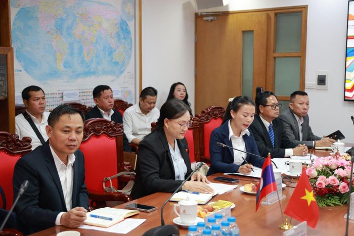 Đoàn đại biểu Nhà xuất bản Giáo dục và Thể thao Lào.