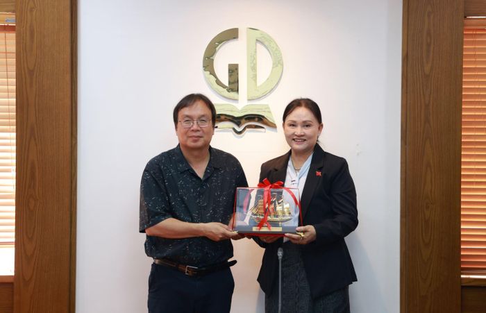 Ông Nguyễn Tiến Thanh - Tổng Giám đốc NXBGDVN tặng quà lưu niệm cho bà Ketsouda Lengsavath – Giám đốc NXBGD và TT Lào.
