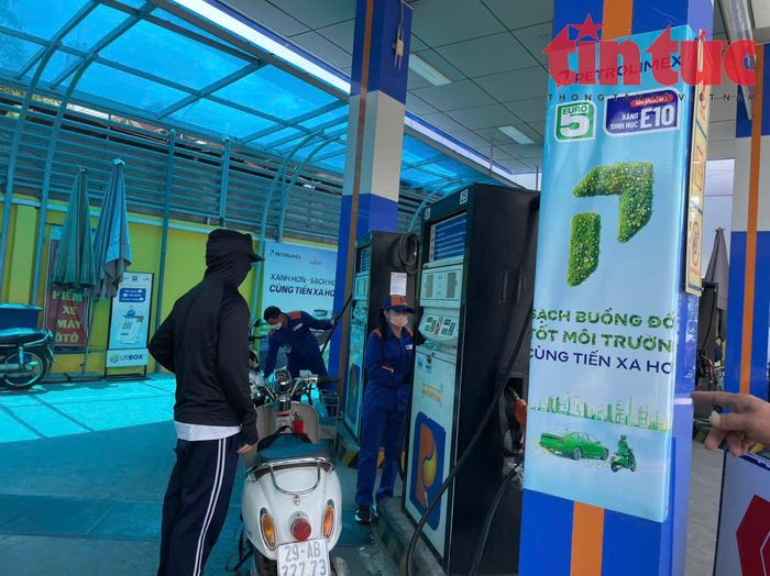 Khách đổ xăng tại cây xăng trên đường Trần Quang Khải.