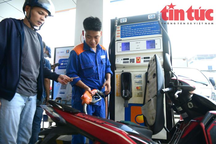 Khách hàng đổ xăng tại cây xăng Petrolimex trên đường Tam Trinh, Hoàng Mai, Hà Nội.