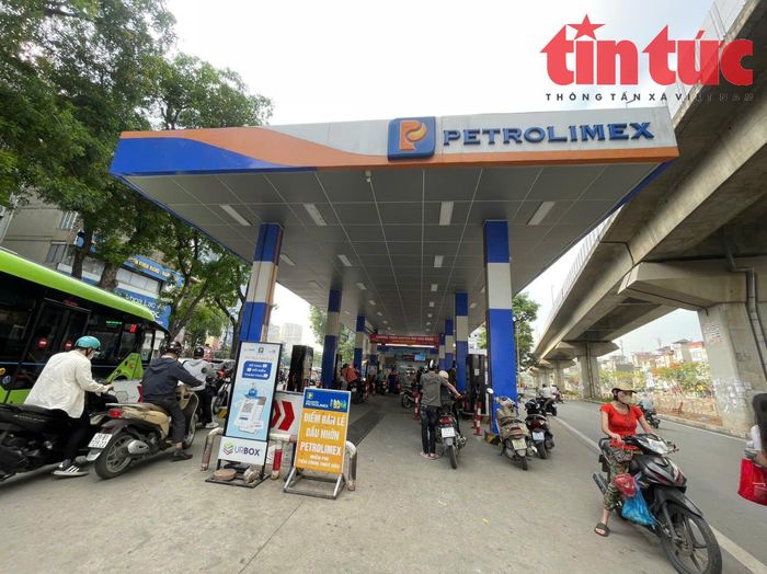 Cây xăng tại đường Láng khá đông khách.