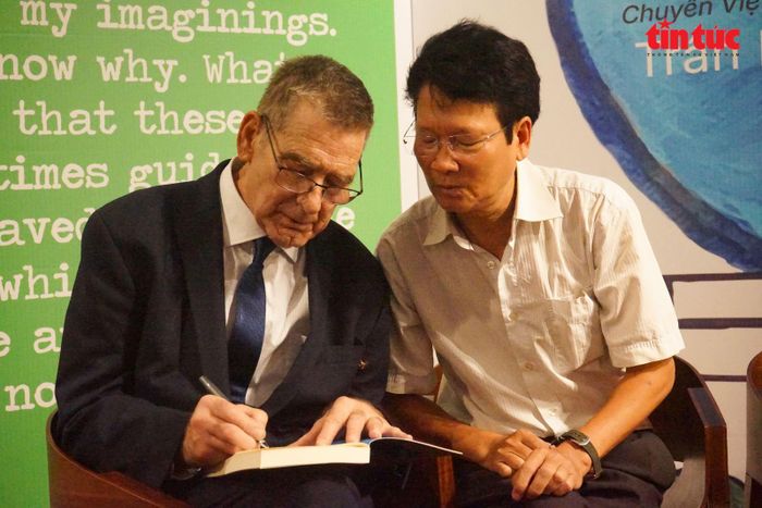 Việt Nam hiện lên qua ánh nhìn của thi sĩ người Mỹ vừa mê đắm, vừa day dứt, vừa thiết tha yêu thương, vừa không ngừng kiếm tìm sự hòa giải với quá khứ.