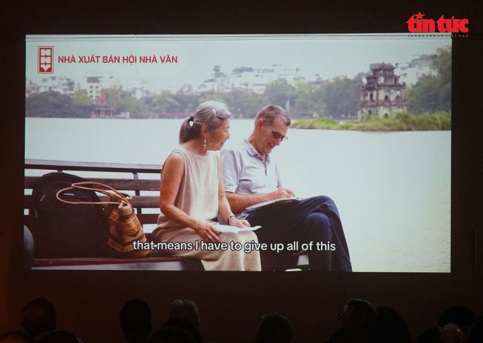 Trong thơ của ông Bruce Weigl, người đọc bắt gặp những con phố Hà Nội về đêm, những phận người co ro trên ghế đá, những buổi sớm quanh Hồ Gươm, những cơn mưa, mặt nước và ánh trăng...