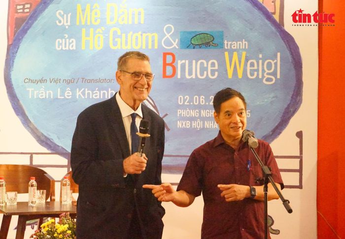 Ông Bruce Weigl giao lưu cùng các độc giả tham gia lễ ra mắt sách.