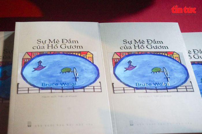 Tập thơ “The Ecstasy of Ho Guom” (Sự mê đắm Hồ Gươm) của nhà thơ Bruce Weigl (dịch giả Trần Lê Khánh) được ra mắt ngày 2/6.