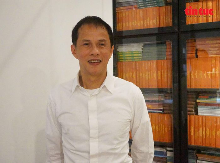 Nhà thơ Bruce Weigl chính là dịch giả đã chuyển ngữ các bài thơ của dịch giả, nhà thơ Trần Lê Khánh từ tiếng Việt sang tiếng Anh để xuất bản tại Mỹ, Anh...
