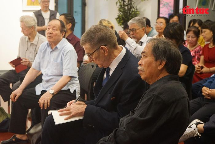 Nhà thơ Nguyễn Quang Thiều và nhà thơ Bruce Weigl là những người bạn trân quý của nhau.