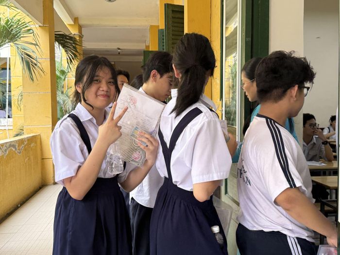 Tự tin trước khi bước vào phòng thi.