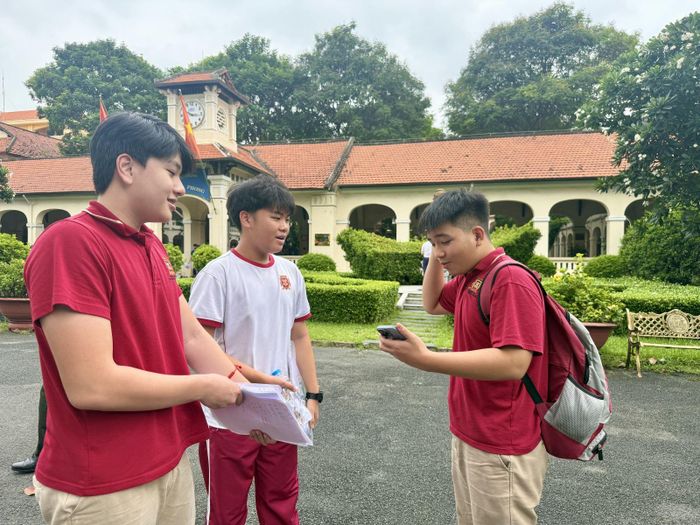 Các em thí sinh tại điểm Trường THPT chuyên Lê Hồng Phong sau môn thi Toán.