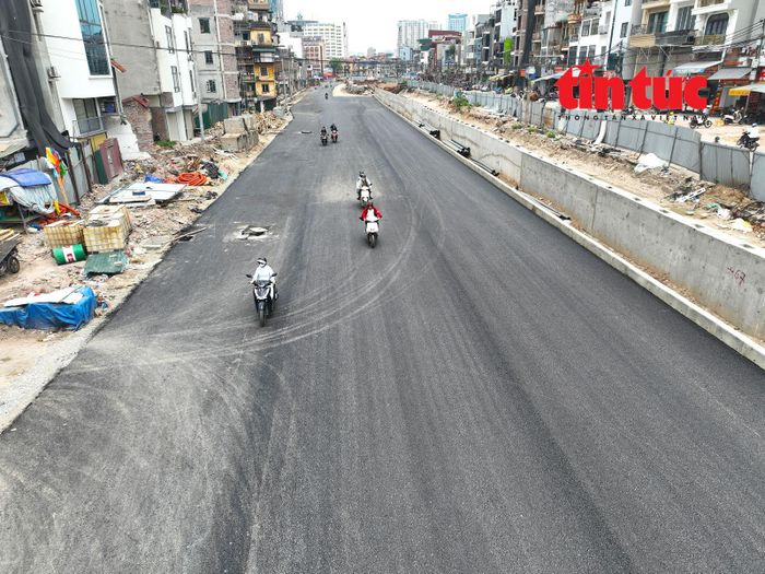 Các xe máy di chuyển trên đường Vành đai 1 rộng thênh thang.