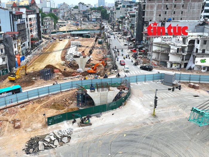 Tại 2 nút giao Láng Hạ và Nguyễn Chí Thanh, nhà thầu huy động nhiều máy móc, nhân lực để thi công cầu vượt.