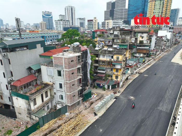 Nhiều hộ dân đang tất bật sửa chữa nhà, quay mặt ra đường Vành đai 1.