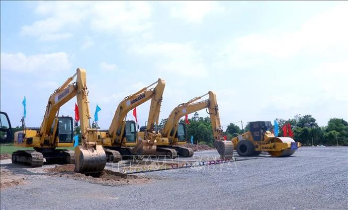Tập đoàn Hòa Phát huy động nhiều máy móc, phương tiện để thi công hạ tầng Khu công nghiệp số 02 - Hưng Yên. Ảnh: Đinh Văn Nhiều/TTXVN