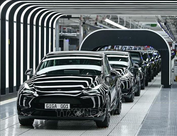 Sản phẩm xe ô tô điện tại nhà máy của Tesla ở Gruenheide, Berlin (Đức). Ảnh: AFP/TTXVN