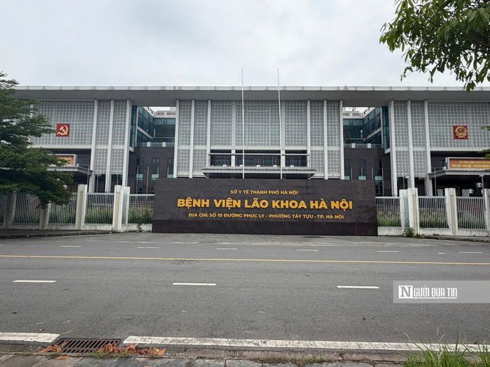 Trụ sở UBND quận Bắc Từ Liêm (cũ) hiện đã được chuyển đổi công năng thành Bệnh viện Lão Khoa Hà Nội.