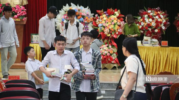 Các em học sinh đến nhận sách đem về trường.